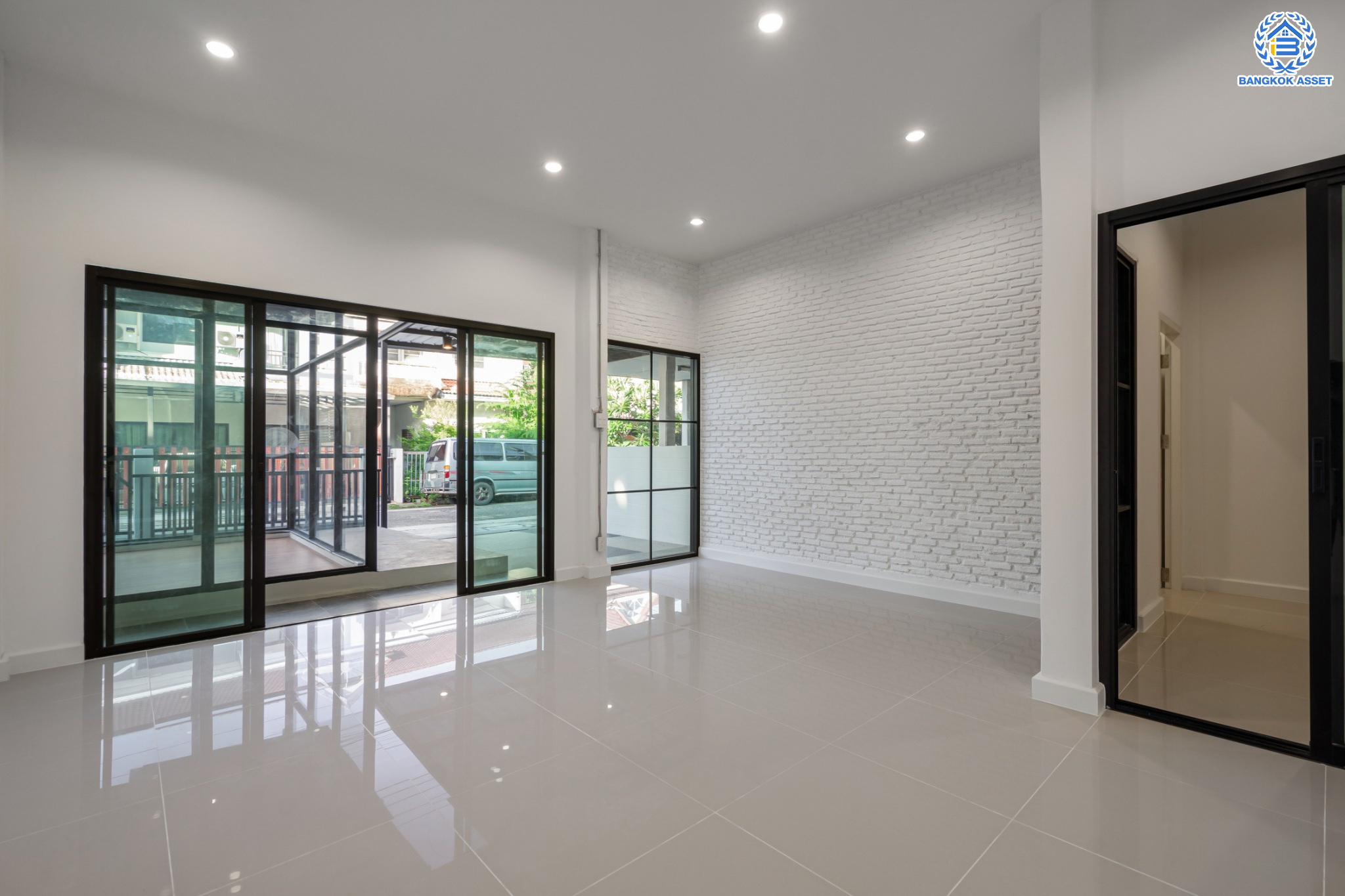 บ้านมือสองตกแต่งใหม่ ม.ซื่อตรง รัตนาธิเบศร์ หลังมุม หน้าโครงการติดรถไฟฟ้า "สถานีไทรม้า"!! เนื้อที่ 34 ตร.ว. ฟังก์ชัน 3 ห้องนอน 3 ห้องน้ำ 1 ห้องอเนกประสงค์ 1 ที่จอดรถ เชื่อมต่อได้หลายเส้นทาง ใกล้ เซ็นทรัลรัตนาธิเบศร์ และทางด่วน "งามวงศ์วาน"